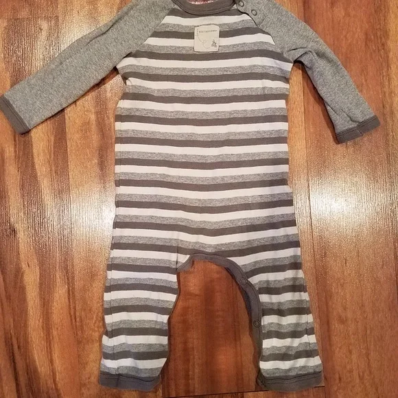 Burt's Bees grey and white outfit size 3/6 months in great condition - Picture 2 of 2